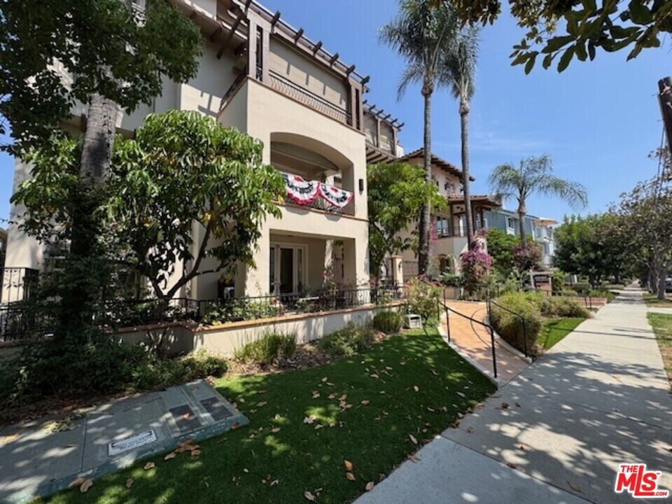 216 S Madison Ave in Pasadena, CA - Building Photo