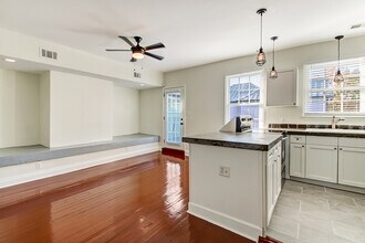 303 W Henry St, Unit B in Savannah, GA - Foto de edificio - Building Photo
