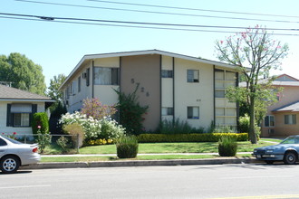 5726 Kester Ave in Van Nuys, CA - Foto de edificio - Building Photo