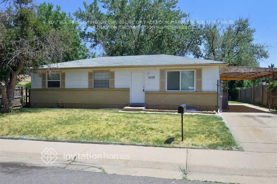 5536 Blackhawk Wy in Denver, CO - Building Photo