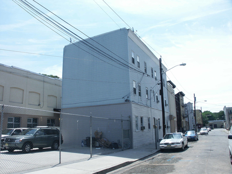 26 Allen St in Passaic, NJ - Building Photo