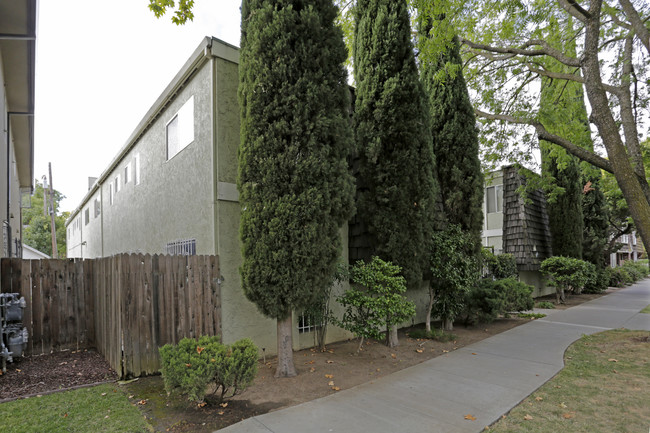 2420 S St in Sacramento, CA - Building Photo - Building Photo