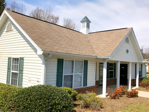 Meadow Park Apartments in Greensboro, NC - Building Photo - Building Photo