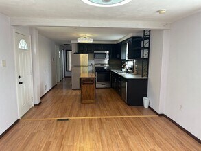 302 Meadowlark Ln in West Mifflin, PA - Building Photo - Building Photo