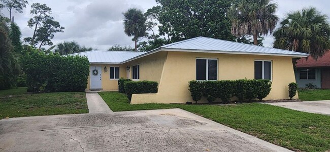 9077 W Highland Pines Blvd in Palm Beach Gardens, FL - Building Photo - Building Photo