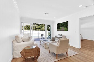 211 Miraflores Dr in Palm Beach, FL - Building Photo - Building Photo