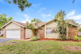 11235 NW 43rd Pl in Coral Springs, FL - Foto de edificio - Building Photo