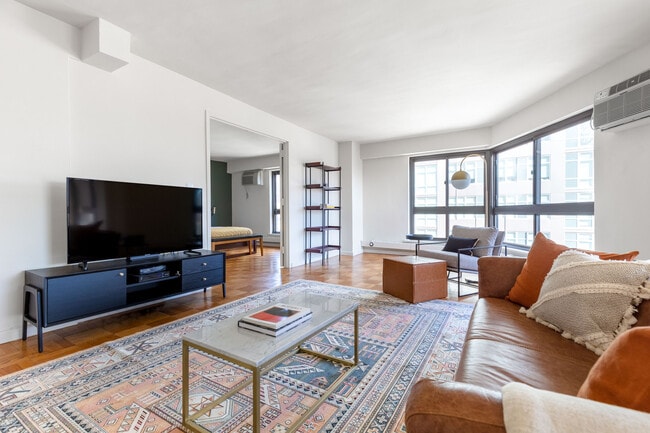 300 E 51st St in New York, NY - Foto de edificio - Building Photo