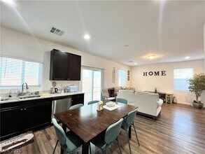 5276 Sherwood Frst Ln in Las Vegas, NV - Foto de edificio - Building Photo