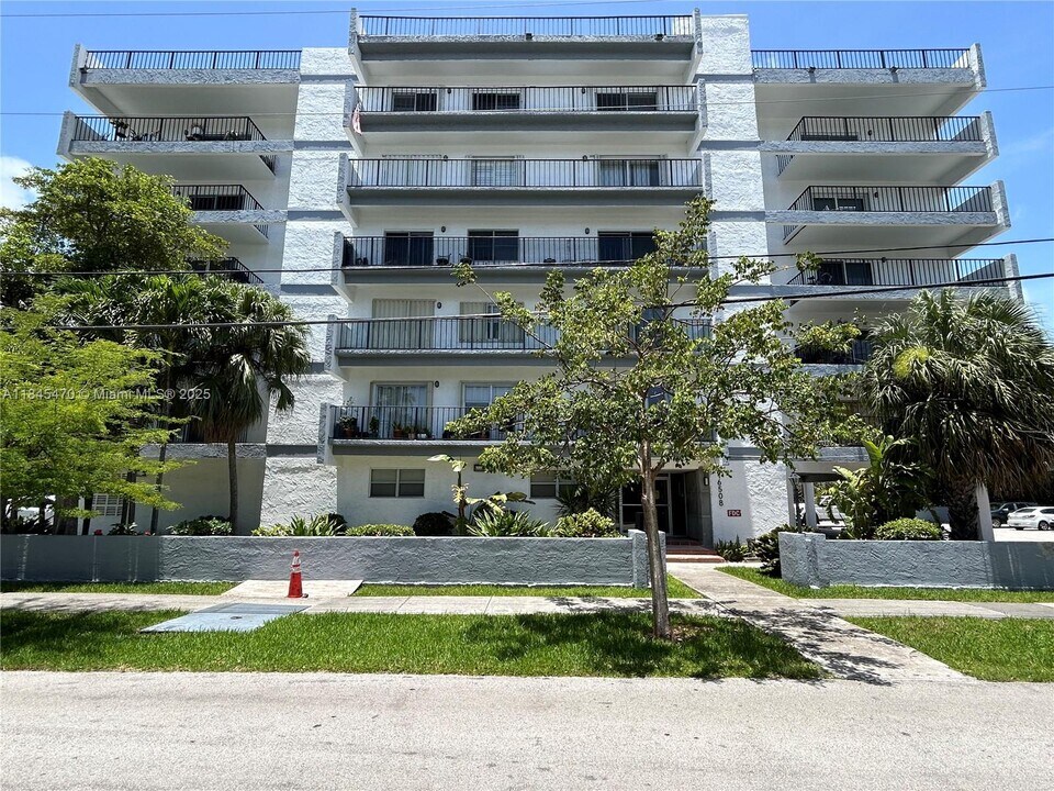 16508 NE 26th Ave in North Miami Beach, FL - Building Photo