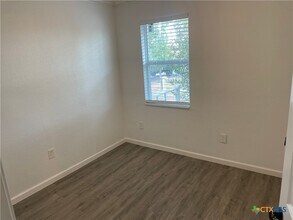 761 Geronimo Dr in Seguin, TX - Foto de edificio - Building Photo