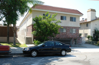 544 E Tujunga Ave in Burbank, CA - Building Photo - Building Photo