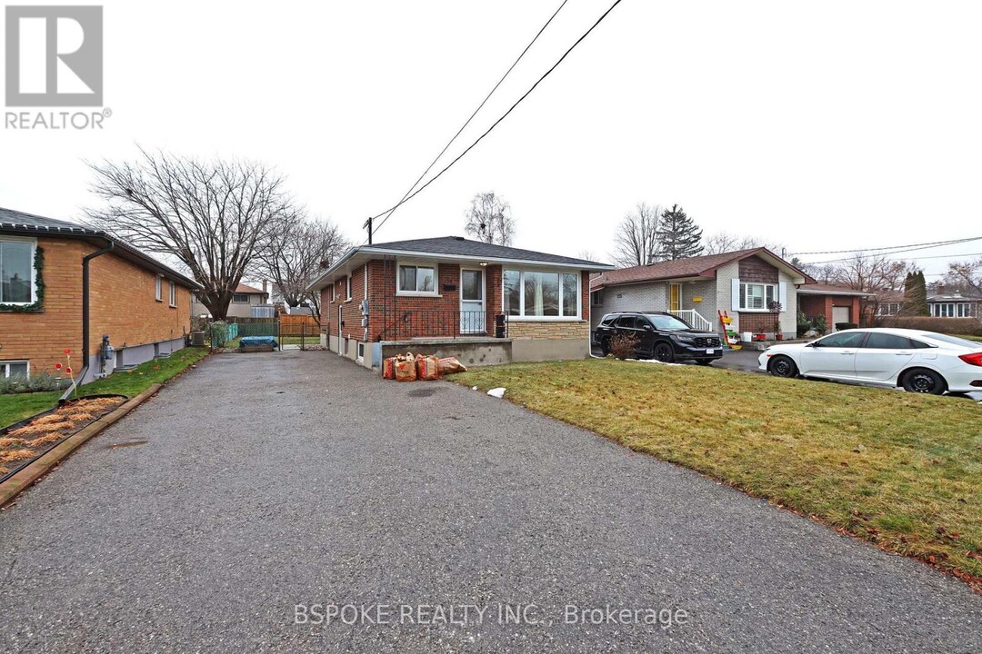 74 Valdez Ct in Oshawa, ON - Building Photo