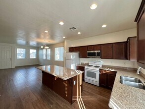 4475 Days Creek Ave in Las Vegas, NV - Building Photo - Building Photo