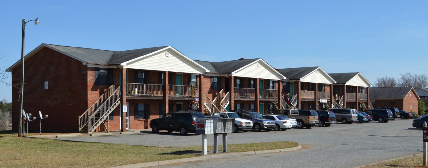 Cedar Ridge Apartments in Winston-Salem, NC - Building Photo