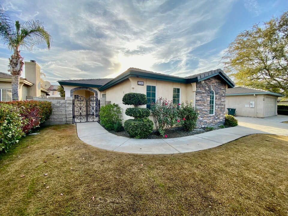 5502 White Pine Way in Bakersfield, CA - Foto de edificio