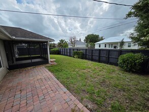 7815 103rd Ct in Vero Beach, FL - Foto de edificio - Building Photo