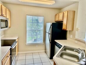 9125 Lee Vista Blvd in Orlando, FL - Foto de edificio - Building Photo