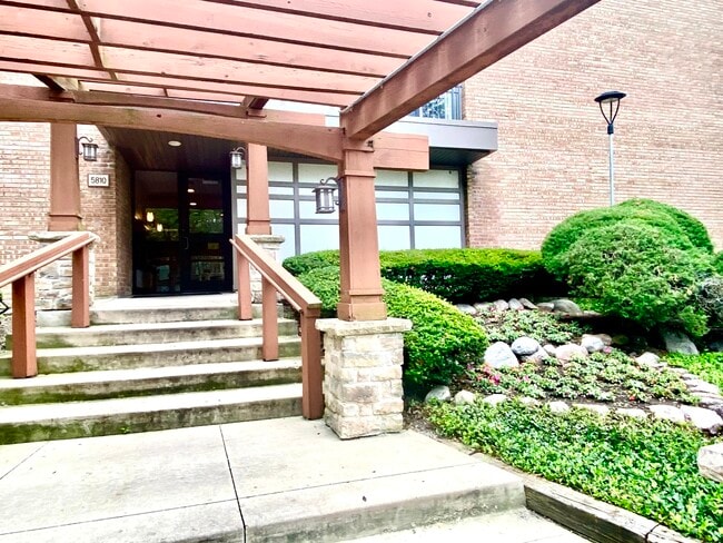 5810 Oakwood Dr in Lisle, IL - Building Photo - Building Photo