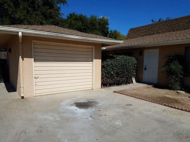 406 W Carob Ave in Reedley, CA - Building Photo - Building Photo