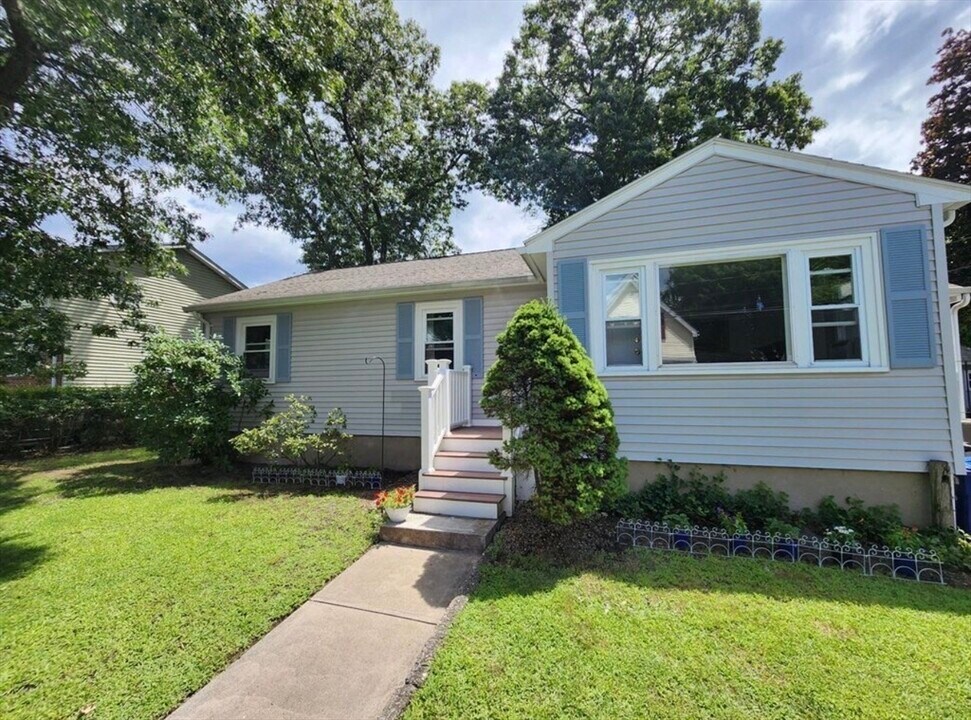 9 Gregg St in Woburn, MA - Building Photo