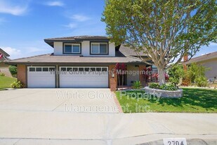 2704 N Vista Heights Ave in Orange, CA - Building Photo