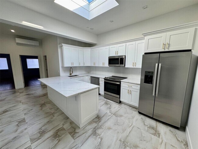 315 Riverside Blvd-Unit -11 in Long Beach, NY - Building Photo - Building Photo