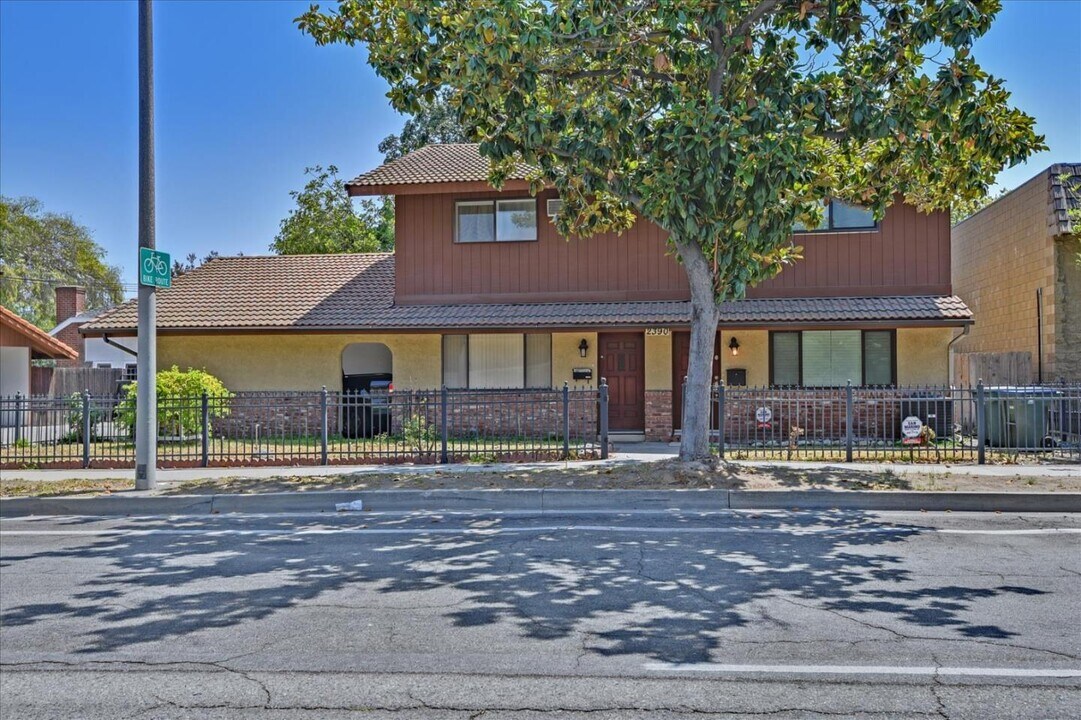 2390 Corson St in Pasadena, CA - Building Photo
