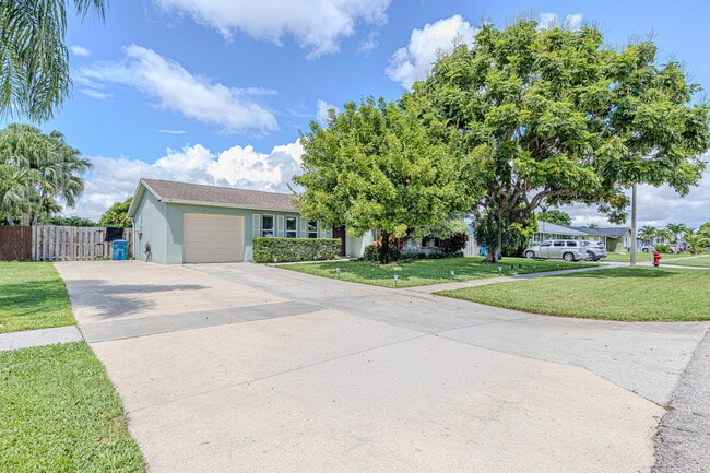 787 Carissa Dr in Royal Palm Beach, FL - Building Photo - Building Photo
