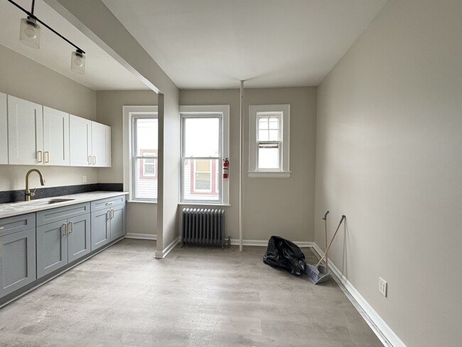 23 Colleen St, Unit 2R in Newark, NJ - Building Photo - Building Photo