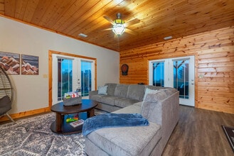 629 Cherry Hill Dr in Waynesville, NC - Foto de edificio - Building Photo
