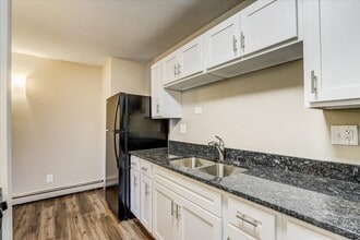 Lofts at Layton in Milwaukee, WI - Foto de edificio - Building Photo