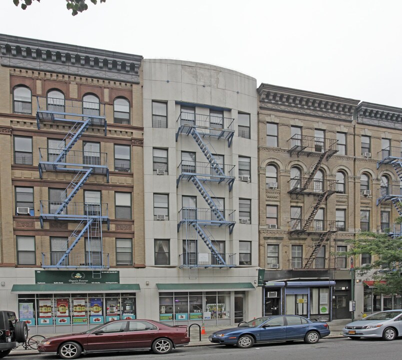 2057 Frederick Douglass Blvd in New York, NY - Foto de edificio