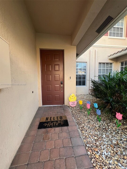 3359 Lakeside Dr in Davie, FL - Building Photo