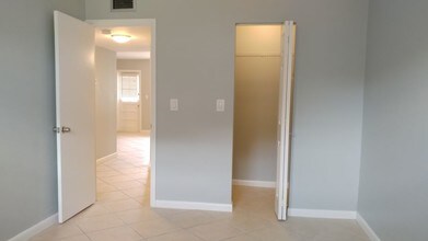 4051 NE 13th Ave-Unit -72 in Oakland Park, FL - Building Photo - Building Photo