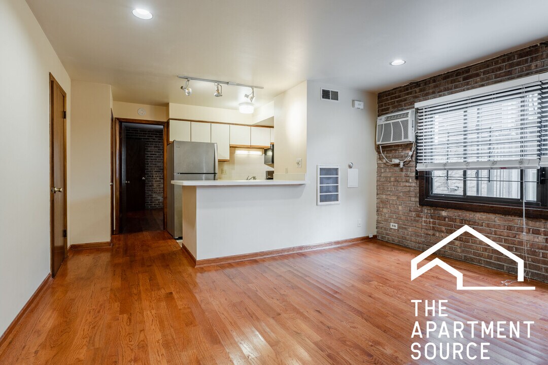 715 W Diversey Pky, Unit 2 in Chicago, IL - Building Photo
