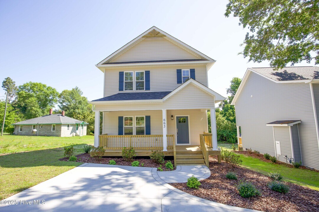 665 W Iowa Ave in Southern Pines, NC - Building Photo