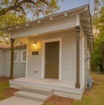 930 Poinsettia St in San Antonio, TX - Building Photo