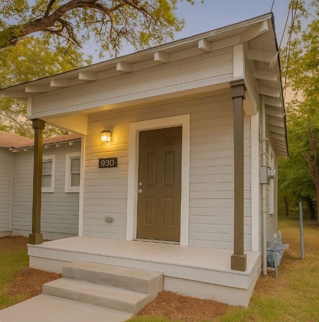 property at 930 Poinsettia St