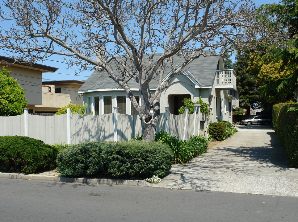 616 N Claremont St in San Mateo, CA - Building Photo