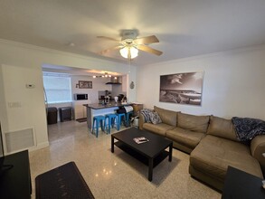 740 NE 37th St in Oakland Park, FL - Building Photo - Building Photo