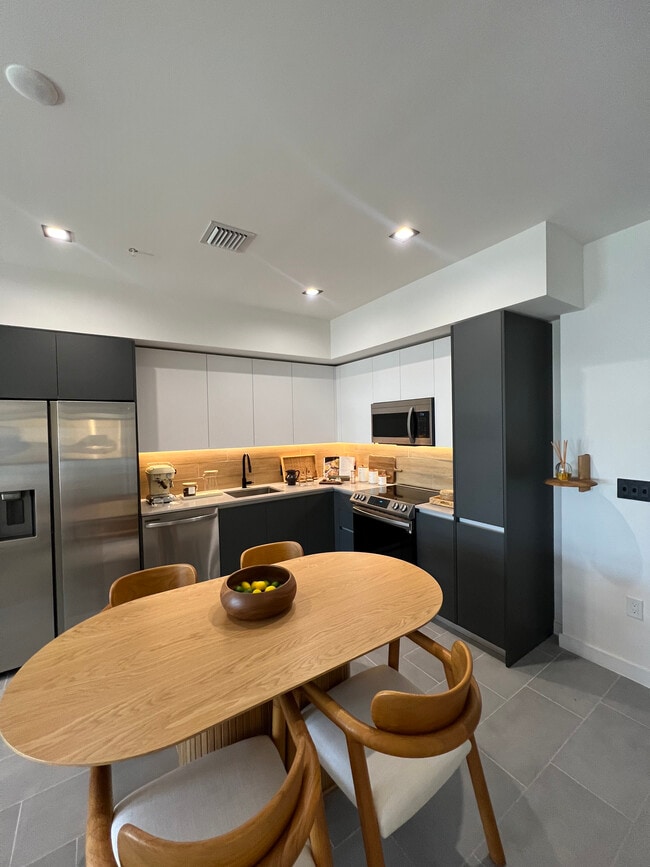 160 NW 27th St, Unit A3 in Miami, FL - Foto de edificio - Building Photo