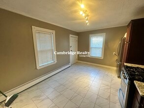 20 Linden St, Unit 1A in Somerville, MA - Foto de edificio - Building Photo