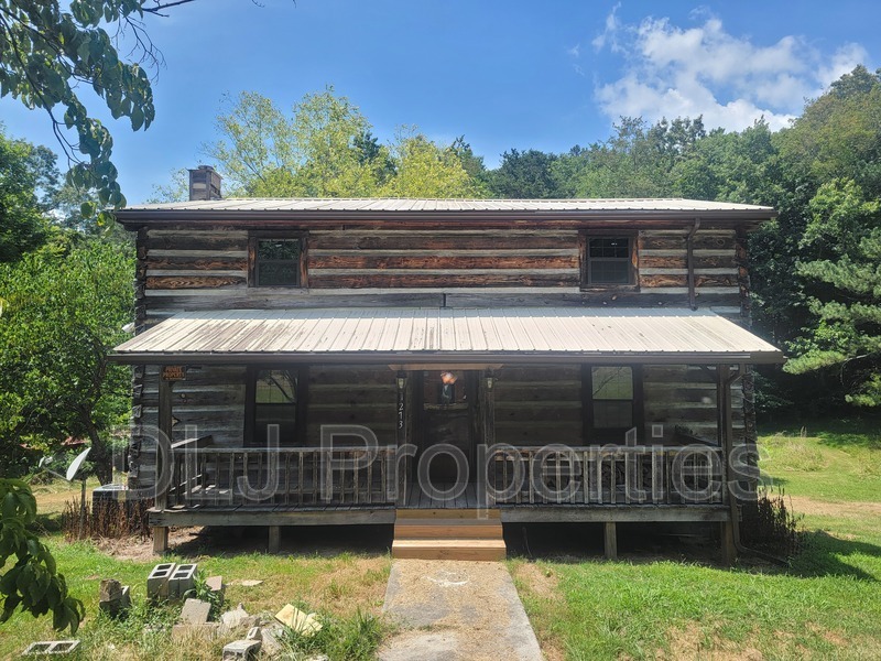 1273 Harbin Rd in Dandridge, TN - Building Photo