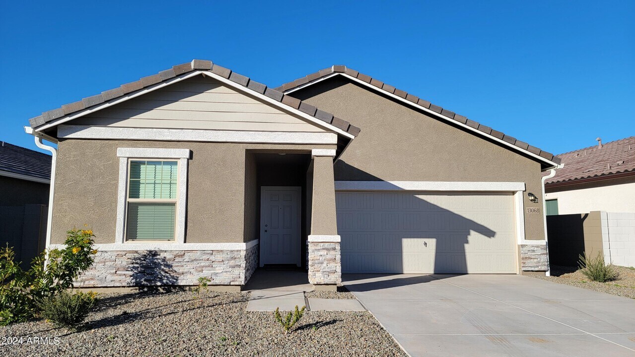 13068 E Sunflower Ln in Florence, AZ - Building Photo