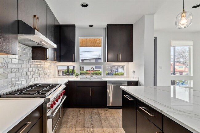 2400 E 8th St in Austin, TX - Building Photo - Building Photo