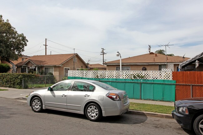 6333-6337 Woodlawn Ave in Bell, CA - Foto de edificio - Building Photo