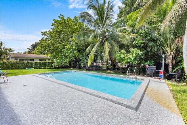 655 NE 151st St in Miami, FL - Building Photo - Building Photo