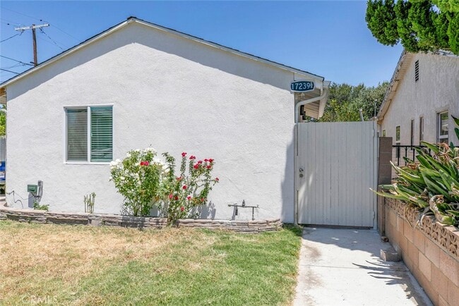 17237 Kingsbury St in Los Angeles, CA - Foto de edificio - Building Photo