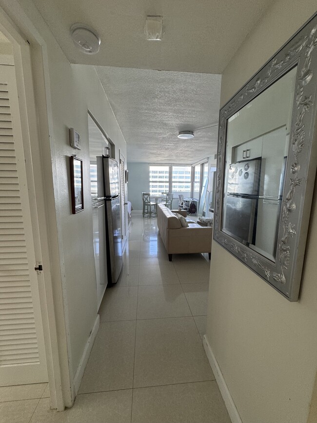 2899 Collins Ave in Miami, FL - Building Photo - Building Photo